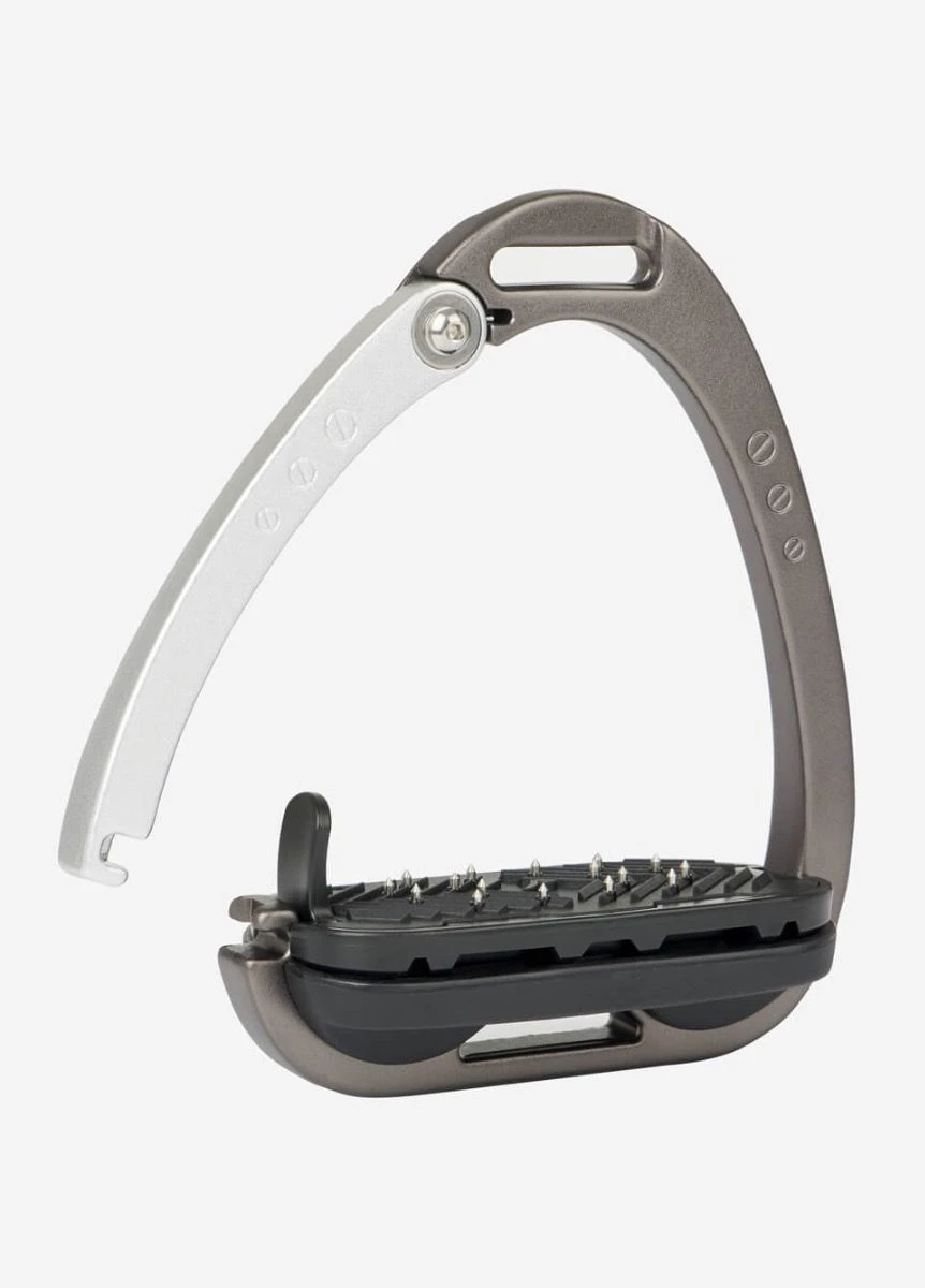 LeMieux Vector Balance Stirrups - Carbon/Silver 2 LeMieux Vector Balance Stirrups - Carbon/Silver - Image 2